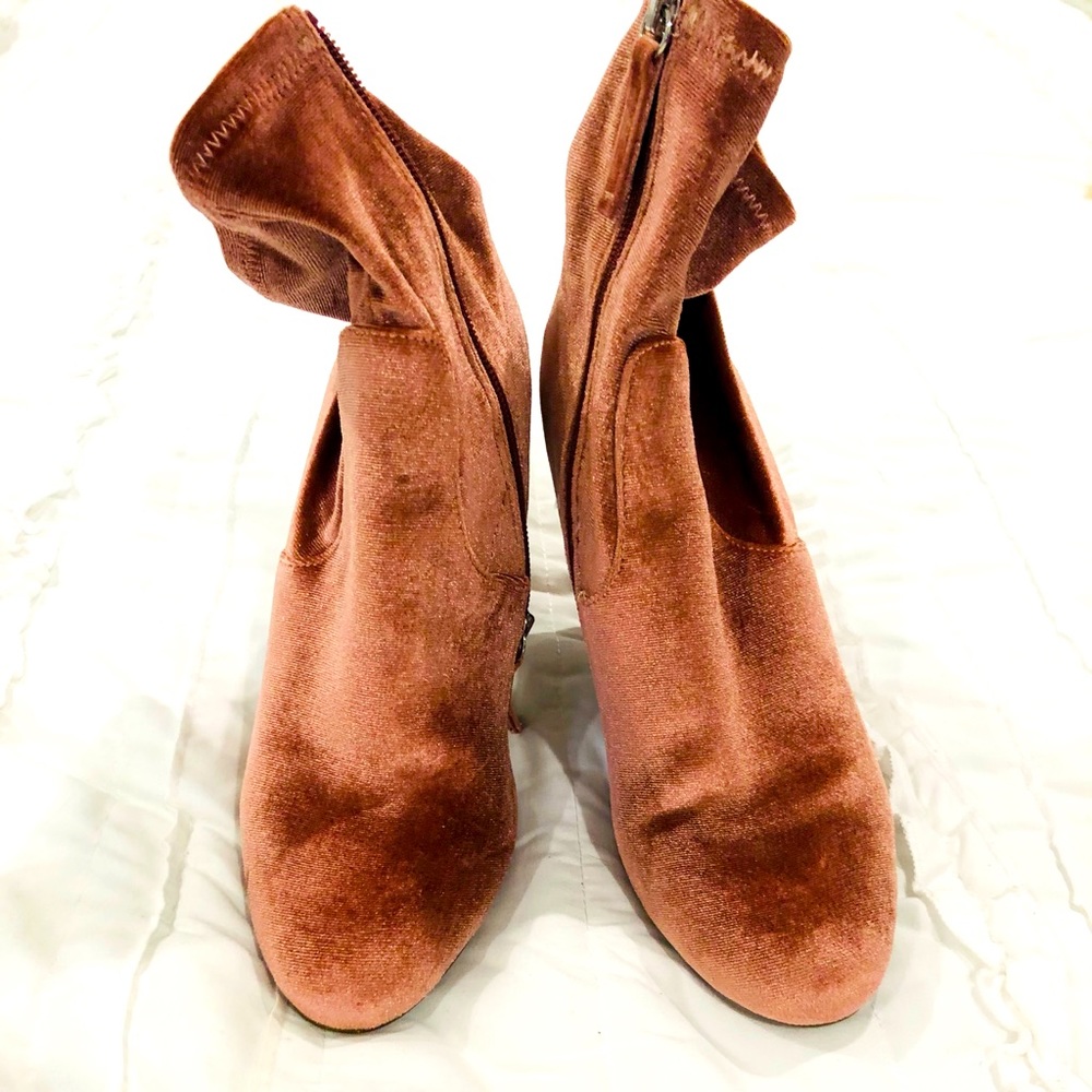 STEVE MADDEN BOOTS 7 1/2 PINK VELVET